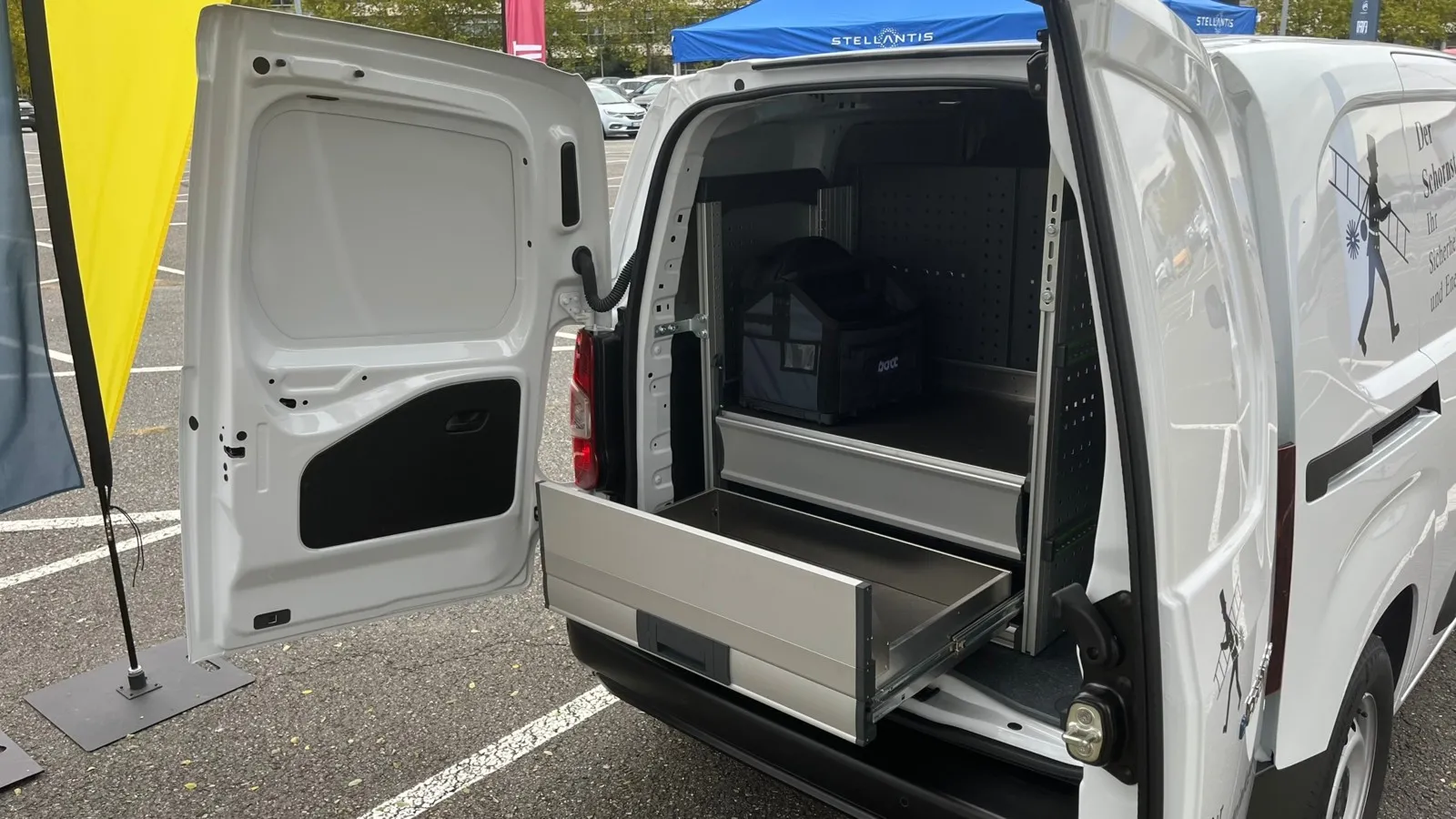 Der Citroen Berlingo Kastenwagen wird mit zertifizierten Regalen und Schubladen von Bott ausgestattet.